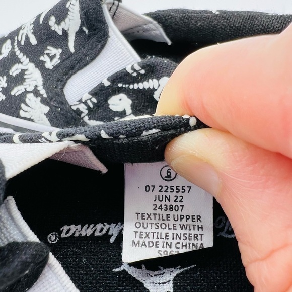 TOMMY BAHAMA BABY BOY SLIP ON SNEAKERS WITH DINOSAUR PRINT SIZE 6 - Picture 12 of 13